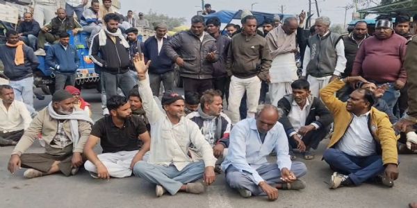 उज्जैनः यूरिया का टोकन नहीं मिला तो किसानों ने किया चक्का जाम