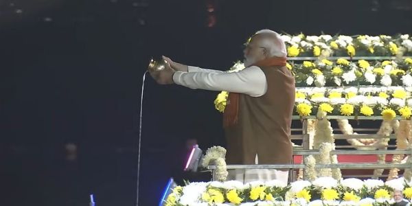 प्रधानमंत्री मोदी ने ब्रह्म सरोवर में दर्शन और पूजा की, सायंकालीन आरती में शामिल हुए