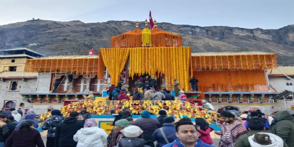 शीतकाल के लिए बंद हुए बदरीनाथ धाम के कपाट, 
