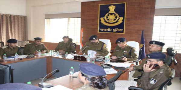 मंदसौरः आईजी ने पुलिस कंट्रोल रूम पर ली अपराध समीक्षा बैठक