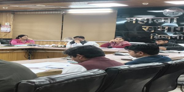 एसआईआर में धीमी गति से नाराज डीएम ने वेतन रोकने की दी चेतावनी