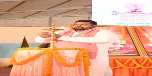 (अपडेट) स्वर्वेद महामंदिर धाम उमरहा में ‘अ’ अंकित श्वेत ध्वजारोहण के साथ समर्पण दीप अध्यात्म महोत्सव शुरू