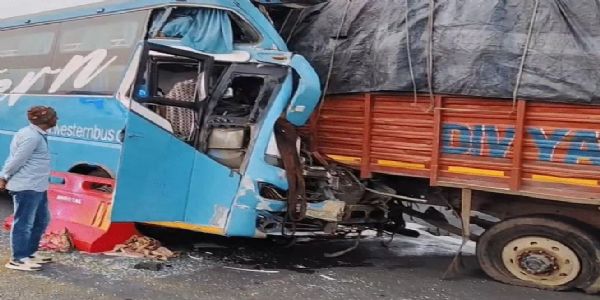 दिल्ली–मुंबई एक्सप्रेस-वे पर भीषण हादसा, बस ट्रक में घुसी- दाे की मौत