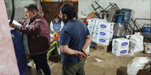 इंदौर में बड़ी कार्रवाई, बिना लाइसेंस चल रही मसाला फैक्ट्री में खाद्य कारोबार कराया गया बंद