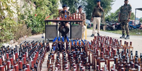 पुलिस का लोगो लगे बोलोरो से विदेशी शराब बरामद