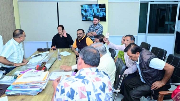 एसआईआर में गड़बड़ी काे लेकर ज्ञापन साैपते हुए एसआईआर में गड़बड़ी काे लेकर ज्ञापन साैपते हुए