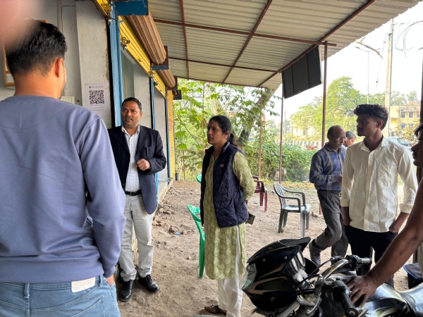 खाद् की दुकान का निरीक्षण कर फटकार लगाती एडीएम खाद् की दुकान का निरीक्षण कर फटकार लगाती एडीएम