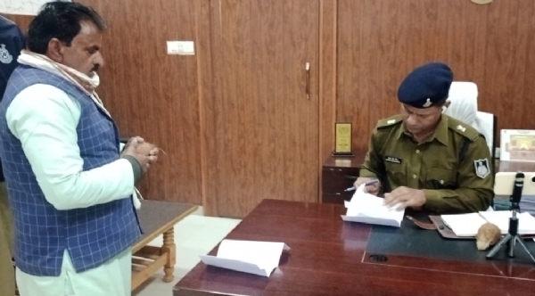 अशोकनगर: पैड भर हाथों में नारियाल लेकर अपनी फरियाद लेकर जन सुनवाई में पहुंचा शख्स अशोकनगर: पैड भर हाथों में नारियाल लेकर अपनी फरियाद लेकर जन सुनवाई में पहुंचा शख्स