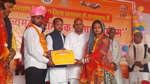 नवदंपत्ति को आर्शीवाद देते मुख्य अतिथि नवदंपत्ति को आर्शीवाद देते मुख्य अतिथि