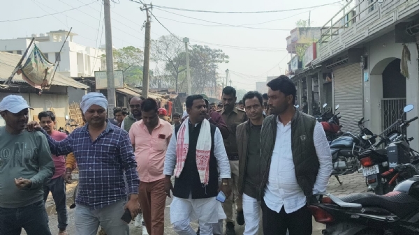 अररिया फोटो:मौके पर अग्नि पीड़ितों से मिलने पहुंचे विधायक अररिया फोटो:मौके पर अग्नि पीड़ितों से मिलने पहुंचे विधायक