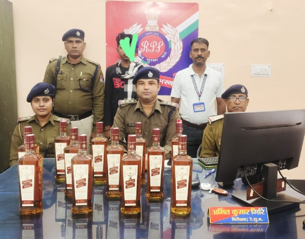 जानकारी देती रेल पुलिस