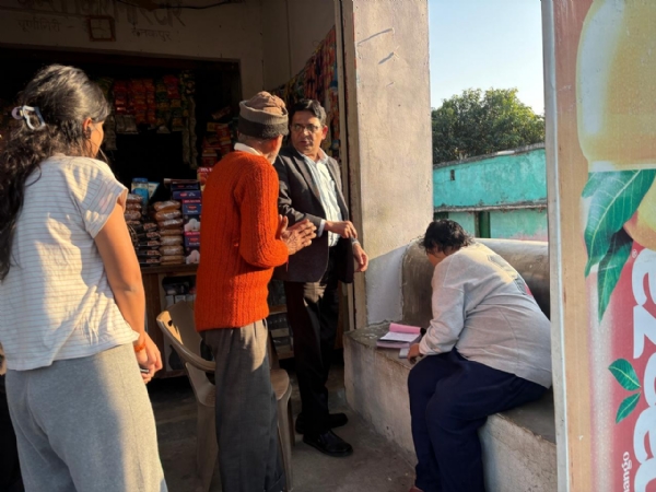 प्रमाण पत्र देने के लिए विकलांगों के घर पहुंचे सीएमओ प्रमाण पत्र देने के लिए विकलांगों के घर पहुंचे सीएमओ