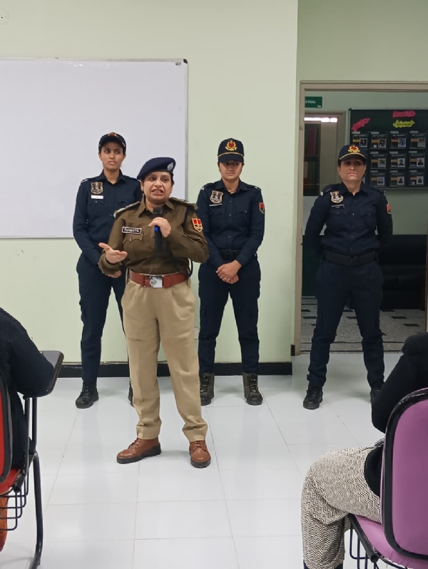 आत्मनिर्भर बने छात्राएं: अंतर्राष्ट्रीय महिला हिंसा उन्मूलन दिवस पर आत्मरक्षा का प्रशिक्षण आत्मनिर्भर बने छात्राएं: अंतर्राष्ट्रीय महिला हिंसा उन्मूलन दिवस पर आत्मरक्षा का प्रशिक्षण