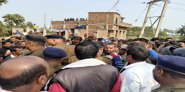 दुर्घटना के बाद पुलिस और स्थानीय लोगों की भीड़