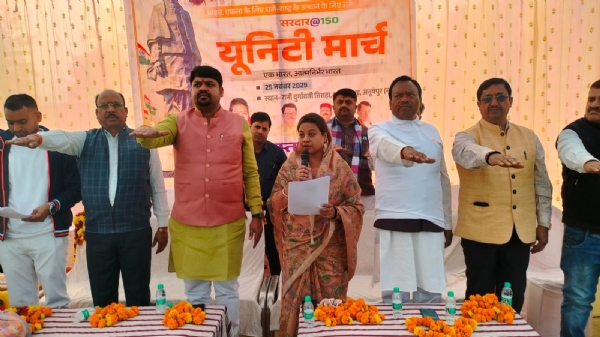 आत्मनिर्भर भारत संकल्प एवं नशा मुक्ति की शपथ दिलाती सांसद आत्मनिर्भर भारत संकल्प एवं नशा मुक्ति की शपथ दिलाती सांसद