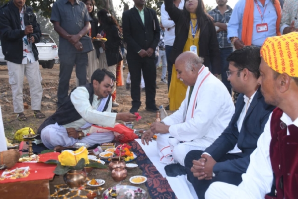 निर्माणाधीन संकल्प महाविद्यालय परिसर में श्रीराम मन्दिर निर्माण का भूमिपूजन करते हुए निर्माणाधीन संकल्प महाविद्यालय परिसर में श्रीराम मन्दिर निर्माण का भूमिपूजन करते हुए