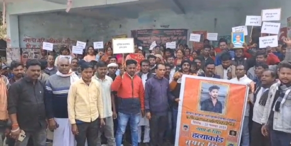 प्रदर्शन करते घटवार/घटवाल आदिवासी महासभा के लोग प्रदर्शन करते घटवार/घटवाल आदिवासी महासभा के लोग