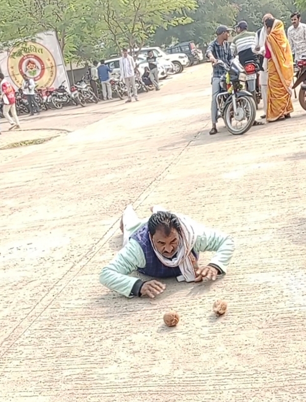 अशोकनगर: पैड भर हाथों में नारियाल लेकर अपनी फरियाद लेकर जन सुनवाई में पहुंचा शख्स अशोकनगर: पैड भर हाथों में नारियाल लेकर अपनी फरियाद लेकर जन सुनवाई में पहुंचा शख्स