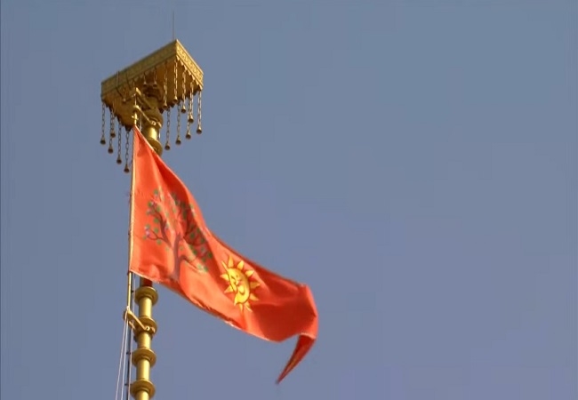 राम मंदिर पर ध्वज स्थापित