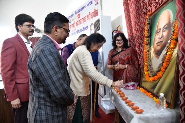 एमजेपीआरयू में पंडित राधेश्याम मिश्र की 135वीं जयंती समारोह के दौरान दीप प्रज्वलित करते कुलपति प्रो. के.पी. सिंह, मुख्य अतिथि डॉ. शारदा भार्गव व अन्य अतिथि।