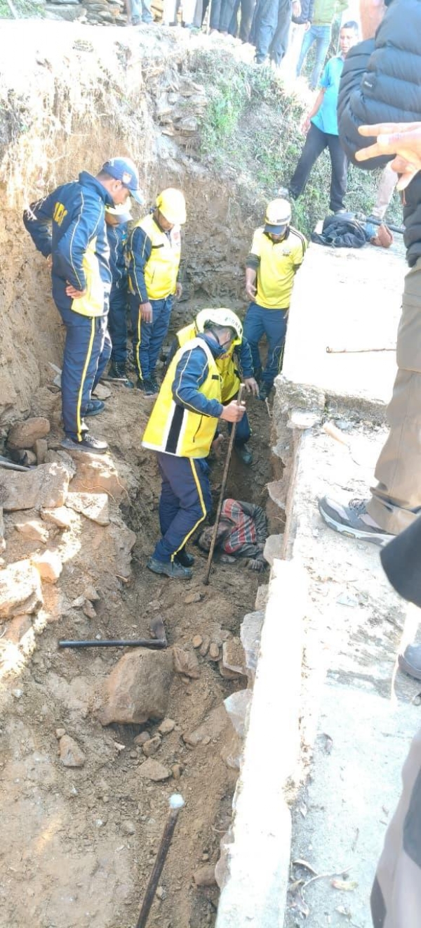 अल्मोड़ा में दीवार निर्माण के दौरान हुआ हादसा, मलवे में तीन लोग दबे, एक की मौत अल्मोड़ा में दीवार निर्माण के दौरान हुआ हादसा, मलवे में तीन लोग दबे, एक की मौत