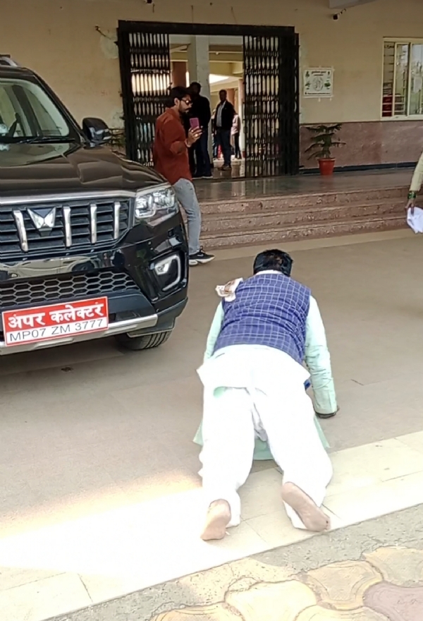 अशोकनगर: पैड भर हाथों में नारियाल लेकर अपनी फरियाद लेकर जन सुनवाई में पहुंचा शख्स अशोकनगर: पैड भर हाथों में नारियाल लेकर अपनी फरियाद लेकर जन सुनवाई में पहुंचा शख्स