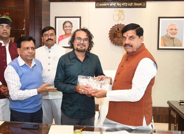 मुख्यमंत्री डॉ. मोहन यादव को नीमच के राहुल लोहार ने कीं दुर्लभ कलाकृतियां भेंट मुख्यमंत्री डॉ. मोहन यादव को नीमच के राहुल लोहार ने कीं दुर्लभ कलाकृतियां भेंट