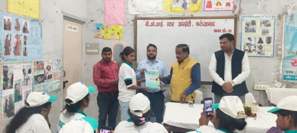 फर्रुखाबाद में महिलाओं को प्रमाण पत्र दे रहे विधायक नागेंद्र सिंह राठौर