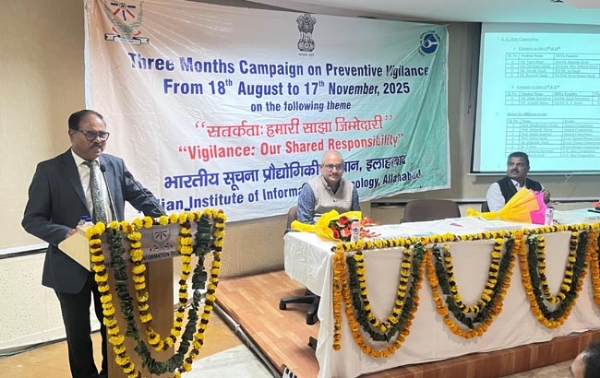 सम्बोधित करते न्यायमूर्ति सम्बोधित करते न्यायमूर्ति