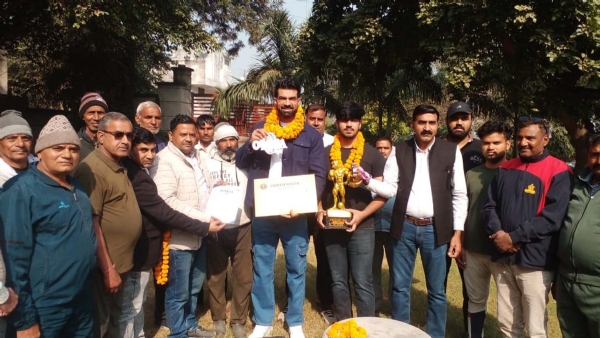 गुरुग्राम के गांव जाटोली में खिलाड़ी दीक्षित यादव का स्वागत करते ग्रामीण। गुरुग्राम के गांव जाटोली में खिलाड़ी दीक्षित यादव का स्वागत करते ग्रामीण।