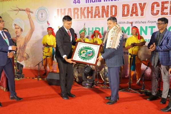 मुख्य सचिव को सम्मानित करते