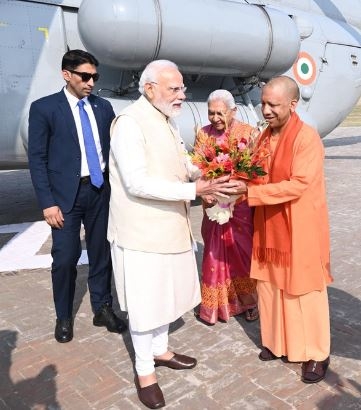 प्रधानमंत्री नरेन्द्र मोदी का स्वागत करती राज्यपाल आनंदीबेन पटेल