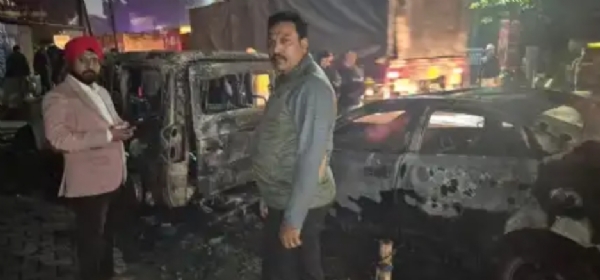 टक्कर के बाद जली कार टक्कर के बाद जली कार