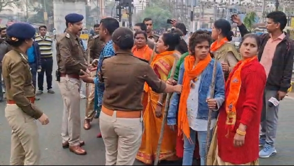 पुलिस कंट्रोल रूम के सामने दो संगठन टकराये, मारपीट का आरोप पुलिस कंट्रोल रूम के सामने दो संगठन टकराये, मारपीट का आरोप