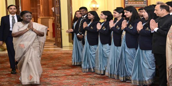 भारतीय राजस्व सेवा (कस्टम्स एवं अप्रत्यक्ष कर) के 76वें बैच के अधिकारी प्रशिक्षुओं ने मंगलवार को राष्ट्रपति द्रौपदी मुर्मु से राष्ट्रपति भवन में भेंट की। भारतीय राजस्व सेवा (कस्टम्स एवं अप्रत्यक्ष कर) के 76वें बैच के अधिकारी प्रशिक्षुओं ने मंगलवार को राष्ट्रपति द्रौपदी मुर्मु से राष्ट्रपति भवन में भेंट की।