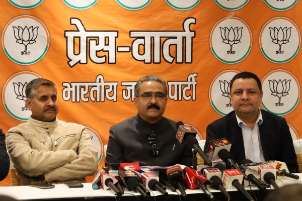 पत्रकार वार्ता को सम्बोधित करते हुए पूर्व मंत्री बिक्रम ठाकुर। पत्रकार वार्ता को सम्बोधित करते हुए पूर्व मंत्री बिक्रम ठाकुर।