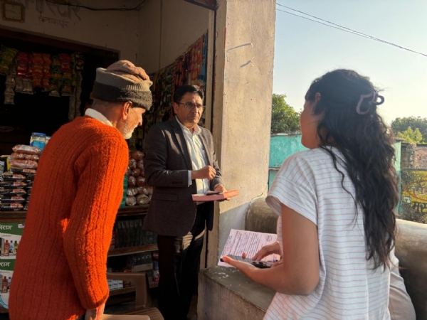 प्रमाण पत्र देने के लिए विकलांगों के घर पहुंचे सीएमओ प्रमाण पत्र देने के लिए विकलांगों के घर पहुंचे सीएमओ