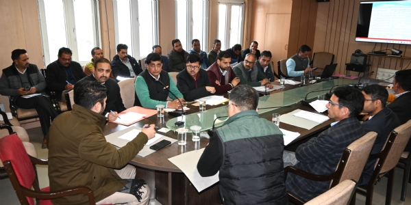 बैठक की अध्यक्षता करते हुए उपायुक्त। बैठक की अध्यक्षता करते हुए उपायुक्त।