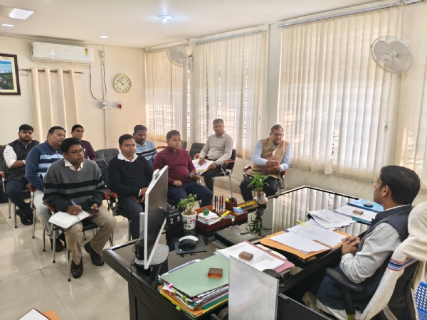 बैठक में शामिल अधिकारी बैठक में शामिल अधिकारी