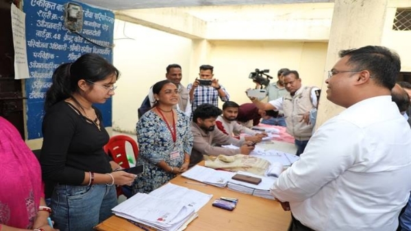 बूथ लेवल अधिकारी नीलू गौड़ से कलेक्टर ने की मुलाकात बूथ लेवल अधिकारी नीलू गौड़ से कलेक्टर ने की मुलाकात