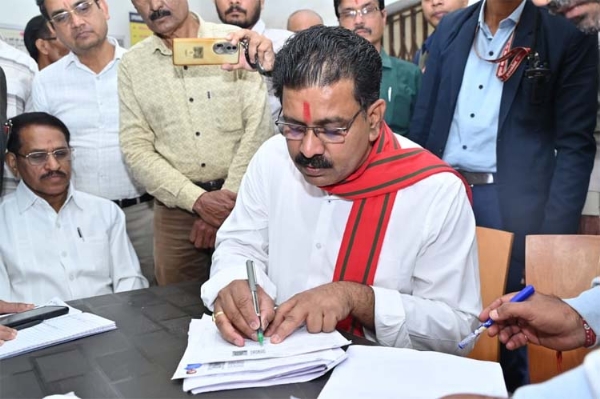 उपमुख्यमंत्री विजय शर्मा एसआईआर फार्म भरते हुए