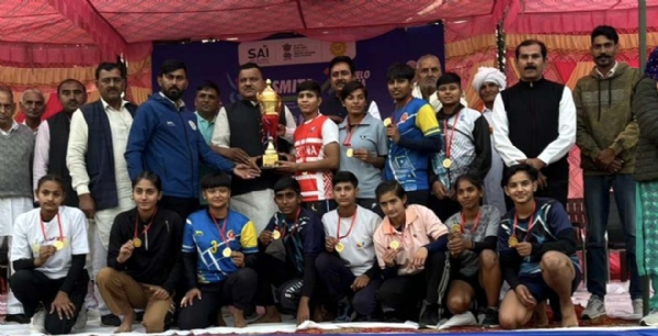 टीम को ट्रॉफी देते मुख्यातिथि।