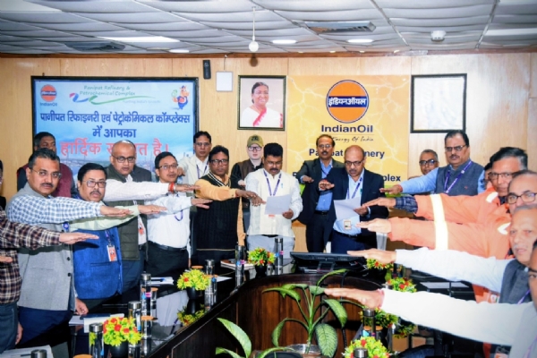 पानीपत रिफाइनरी में संविधान दिवस पर संविधान के प्रति निष्ठा और विश्वास की शपथ लेते अधिकारीगण