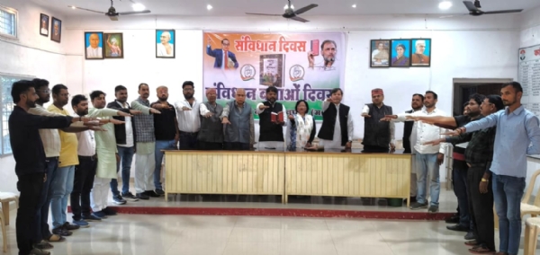 शपथ लेते कांग्रेस जन
