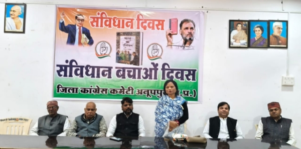 जिला पंचायत अध्यक्ष प्रीति सिंह संबाेधित करती हुई