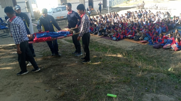 आपदा प्रशिक्षण लेते छात्र