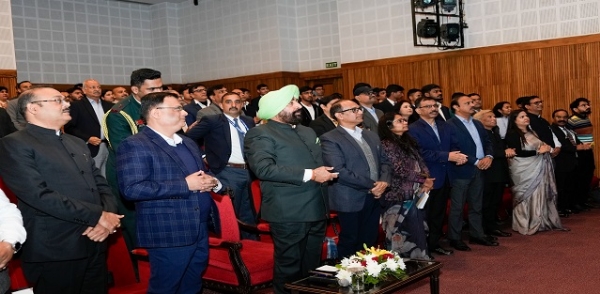 राज्यपाल लेफ्टिनेंट जनरल गुरमीत सिंह (से.नि.) सहित अन्य गणमान्य लोग राजभवन में उत्तराखण्ड एआई मिशन-2025 की पॉलिसी लांच कार्यक्रम में।