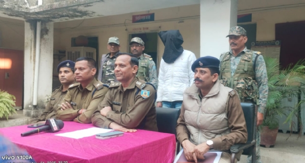 जानकारी देते अनुमंडल पुलिस पदाधिकारी।