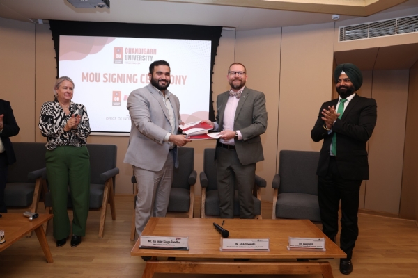 चंडीगढ़ यूनिवर्सिटी उत्तर प्रदेश और यूनिवर्सिटी ऑफ़ न्यूकैसल, ऑस्ट्रेलिया के प्रतिनिधियों का छायाचित्र