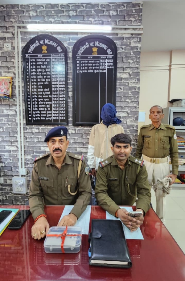 गिरफ्तार आरोपी की जानकारी देते थाना प्रभारी संतोष कुमार